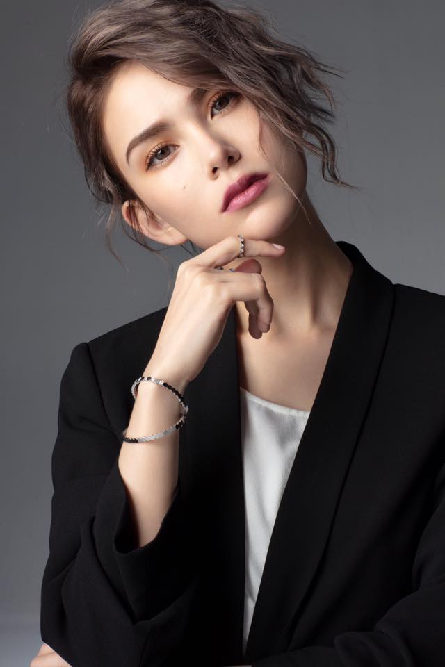 這尺度太扯!天王嫂「昆凌」金色比基尼僅遮「重點部位」 網虧:杰倫正在手刀奔來的路上