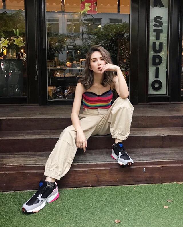 這尺度太扯!天王嫂「昆凌」金色比基尼僅遮「重點部位」 網虧:杰倫正在手刀奔來的路上