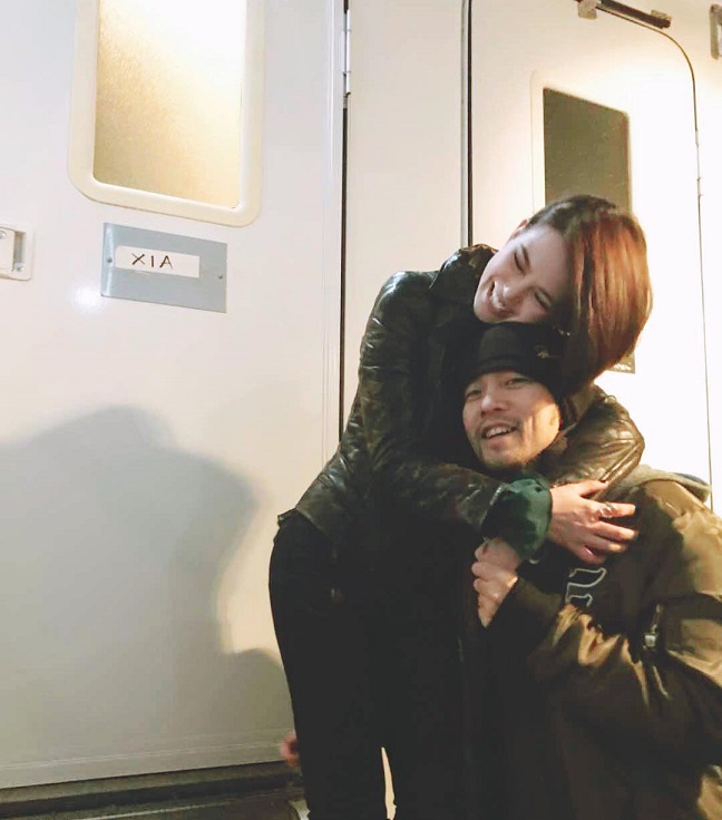 這尺度太扯!天王嫂「昆凌」金色比基尼僅遮「重點部位」 網虧:杰倫正在手刀奔來的路上