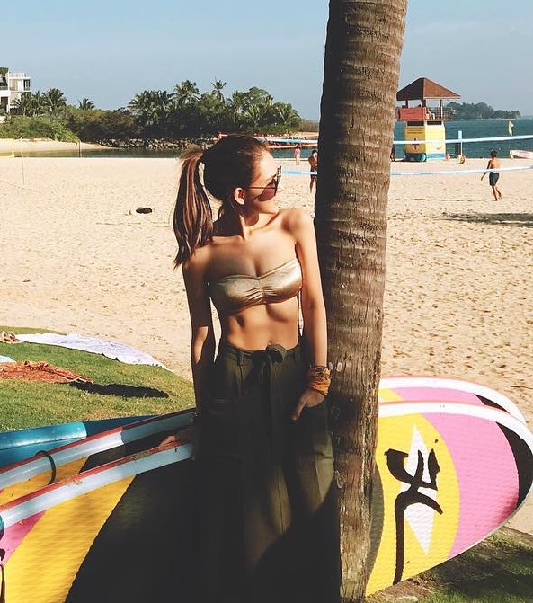 這尺度太扯!天王嫂「昆凌」金色比基尼僅遮「重點部位」 網虧:杰倫正在手刀奔來的路上