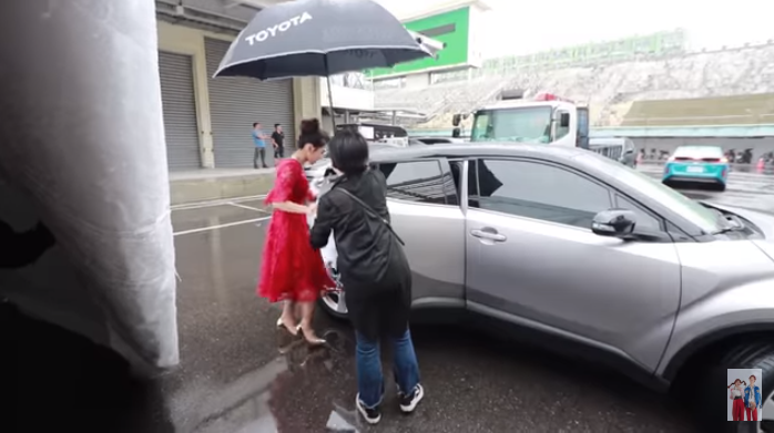 好事將近？「眾量級」華服亮相會面　「滴妹」驚呼：在宴客？