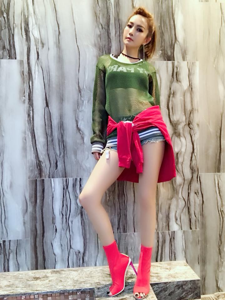 「謝金燕」一舉手…超狂「11字腹肌」秒現形　男粉嚇傻：比我還猛！