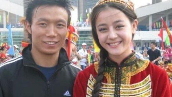 有圖有真相！神級女星「迪麗熱巴」小學照片遭瘋傳，打臉「整形」再爆討論！