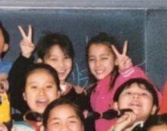 有圖有真相！神級女星「迪麗熱巴」小學照片遭瘋傳，打臉「整形」再爆討論！