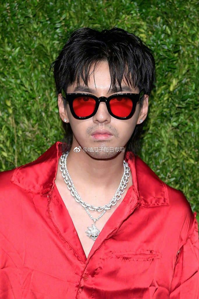 「吳亦凡」時尚秀「滿臉鬍渣」上陣!網友震驚「去搬磚了嗎」