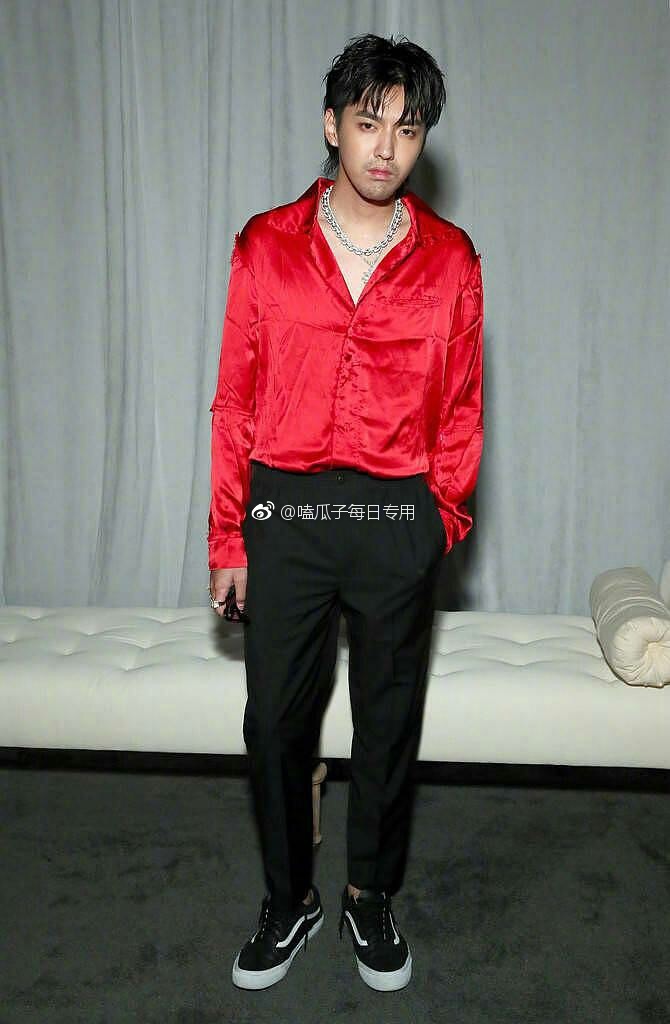 「吳亦凡」時尚秀「滿臉鬍渣」上陣!網友震驚「去搬磚了嗎」