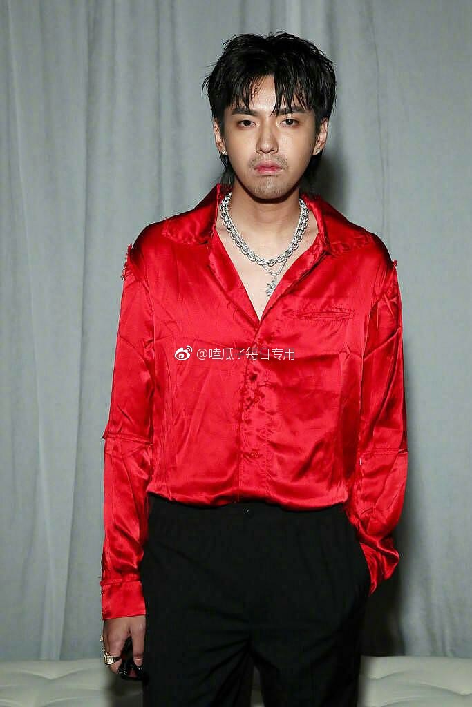 「吳亦凡」時尚秀「滿臉鬍渣」上陣!網友震驚「去搬磚了嗎」