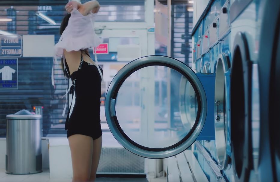 BLACKPINK「Jennie」新歌「衣服直接脫」！辣穿「史庫水」開腿畫面引網暴動！