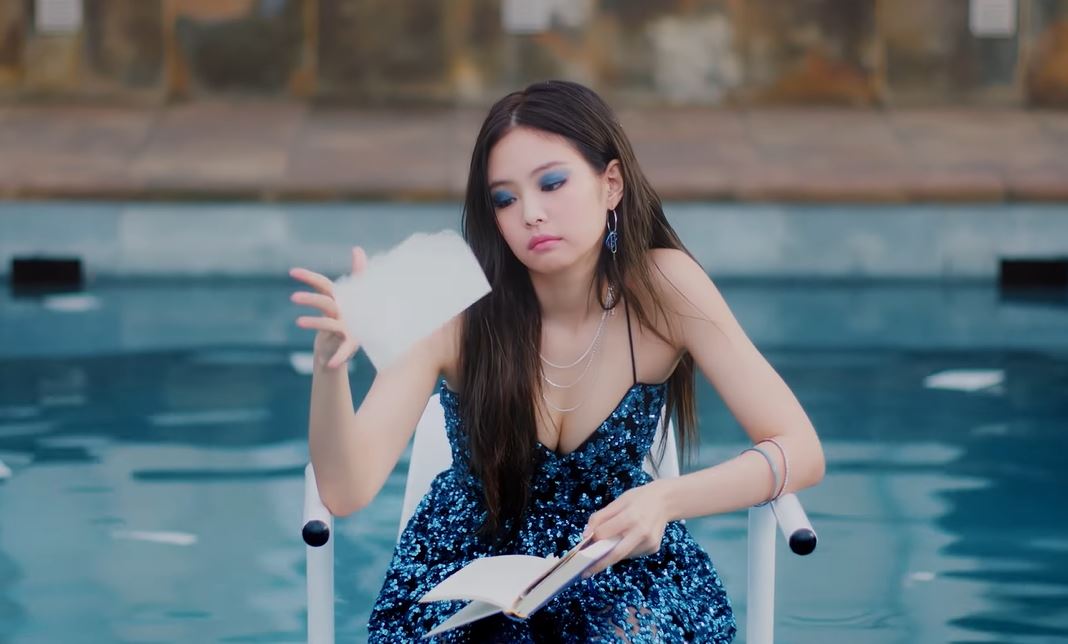 BLACKPINK「Jennie」新歌「衣服直接脫」！辣穿「史庫水」開腿畫面引網暴動！