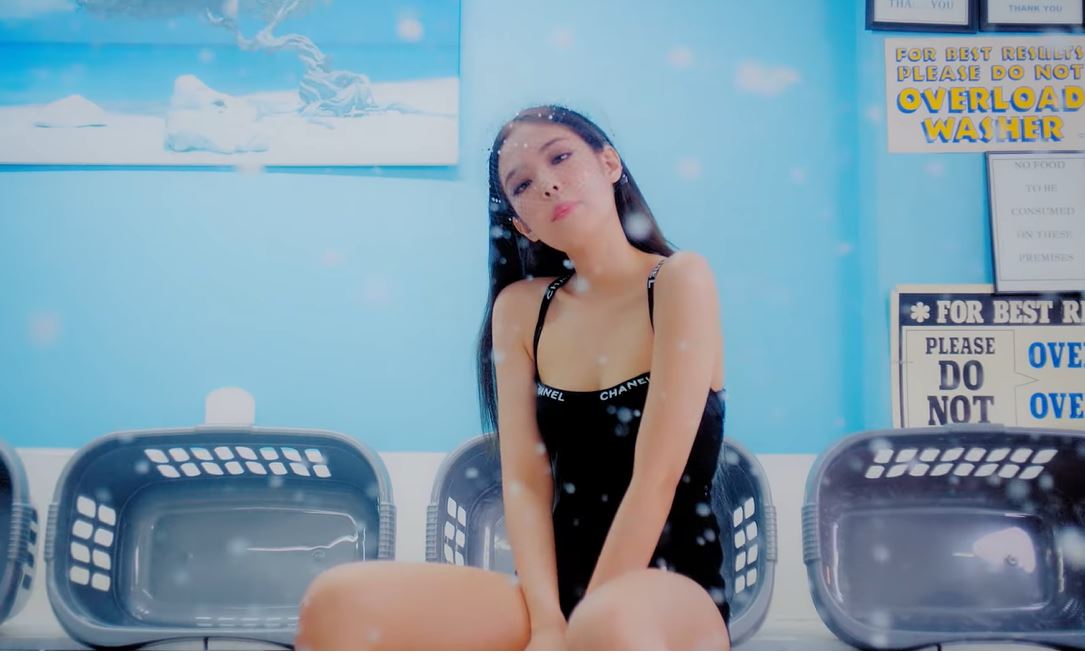 BLACKPINK「Jennie」新歌「衣服直接脫」！辣穿「史庫水」開腿畫面引網暴動！