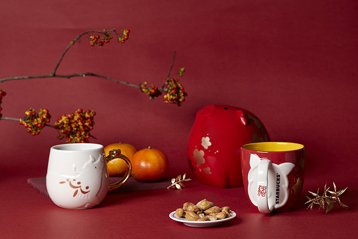 緊跟上韓國星巴克的腳步!台灣星巴克的粉紅豬周邊也超可愛~過年除了買一送一還有其他好康