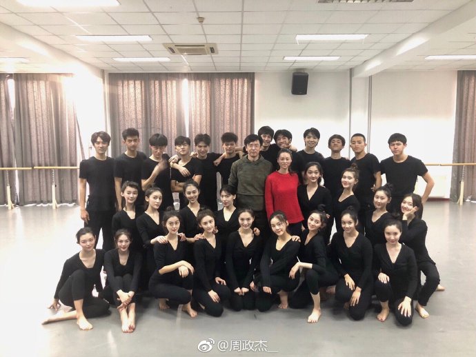 鍵盤柯南再發威！「易烊千璽」吸睛班合照流出，唯獨「他」發獨照 心機內幕曝光！