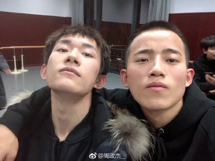 鍵盤柯南再發威！「易烊千璽」吸睛班合照流出，唯獨「他」發獨照 心機內幕曝光！