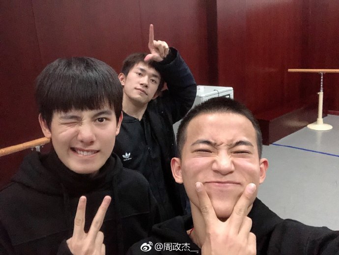 鍵盤柯南再發威！「易烊千璽」吸睛班合照流出，唯獨「他」發獨照 心機內幕曝光！