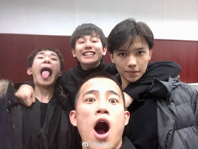 鍵盤柯南再發威！「易烊千璽」吸睛班合照流出，唯獨「他」發獨照 心機內幕曝光！