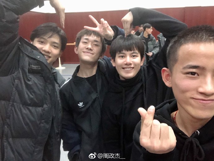 鍵盤柯南再發威！「易烊千璽」吸睛班合照流出，唯獨「他」發獨照 心機內幕曝光！