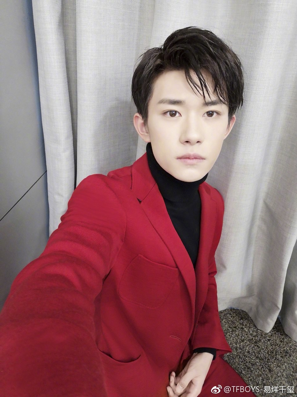 鍵盤柯南再發威！「易烊千璽」吸睛班合照流出，唯獨「他」發獨照 心機內幕曝光！