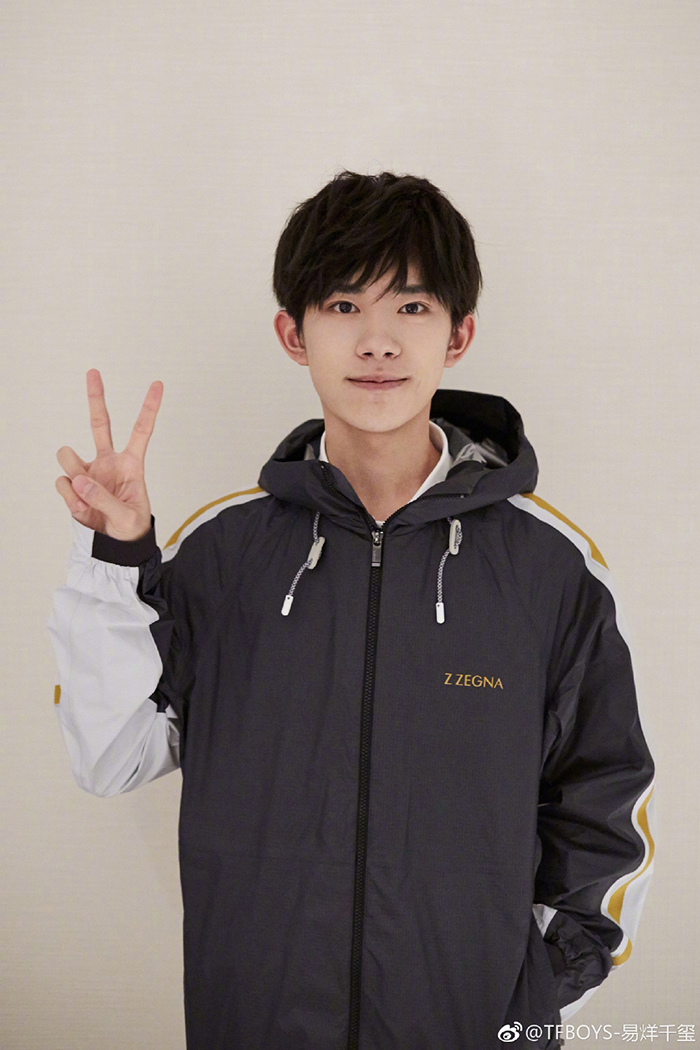 鍵盤柯南再發威！「易烊千璽」吸睛班合照流出，唯獨「他」發獨照 心機內幕曝光！