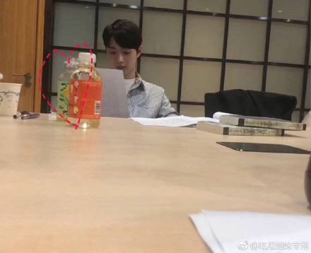 「低頭看劇本」照片曝光！網爆料「賴冠霖」將主演《初戀那件小事》 女主角名單同步出爐！