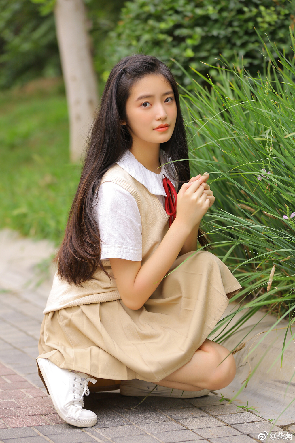 「低頭看劇本」照片曝光！網爆料「賴冠霖」將主演《初戀那件小事》 女主角名單同步出爐！