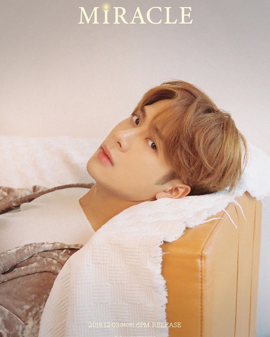 解放養眼身材!「王嘉爾」裸曬「性感背肌」福利放送粉絲羞喊:求正面!