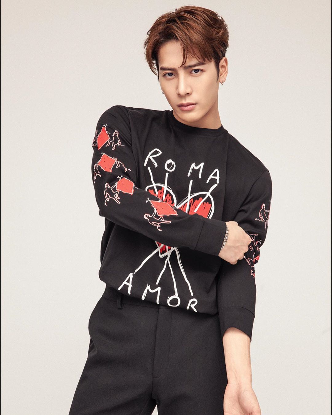 解放養眼身材!「王嘉爾」裸曬「性感背肌」福利放送粉絲羞喊:求正面!