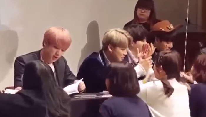 身高「178↑男偶」身材比例超失衡！「腳長25公分」網笑翻：怎麼站得起來？