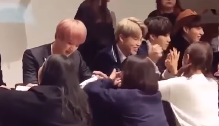 身高「178↑男偶」身材比例超失衡！「腳長25公分」網笑翻：怎麼站得起來？