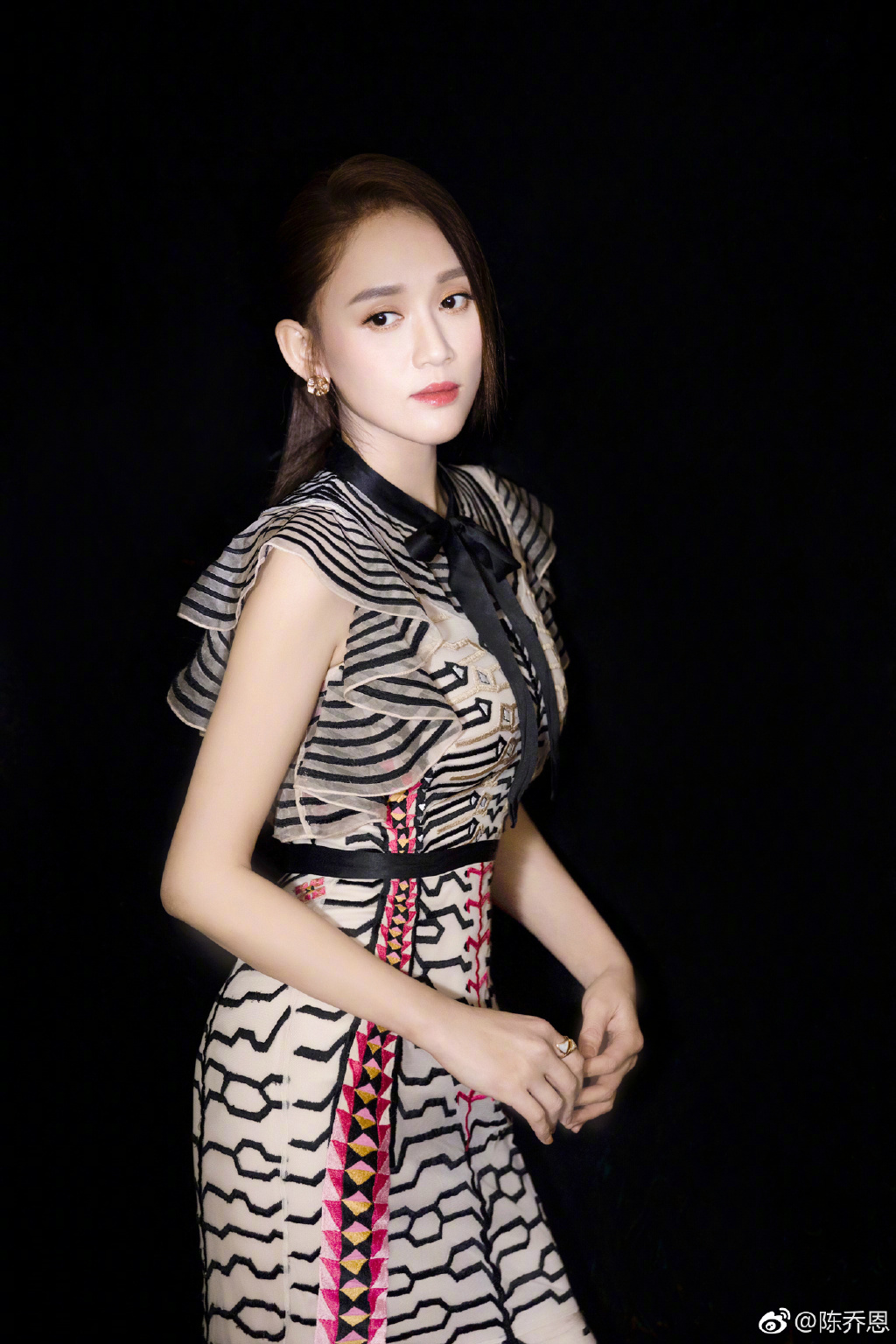 《獨孤皇后》大穿幫！陳喬恩「穿越現代」腳踩「塑膠卡通拖鞋」 網笑噴：跟我同款的！