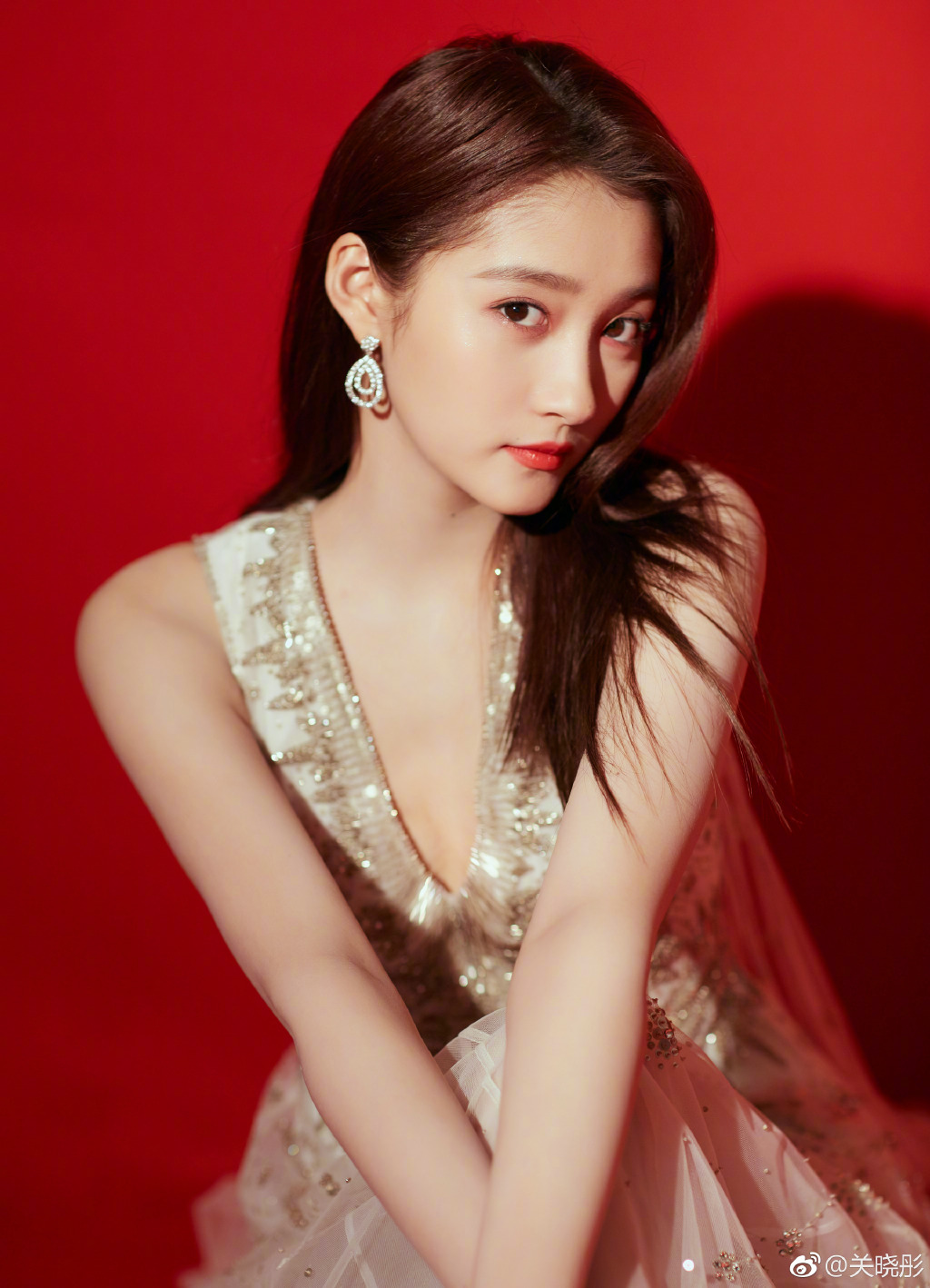 閃 光 重 擊."關 曉 彤"聽 見"鹿 晗"後 秒 變"嬌 羞 小 女 人" 現 場 狂...