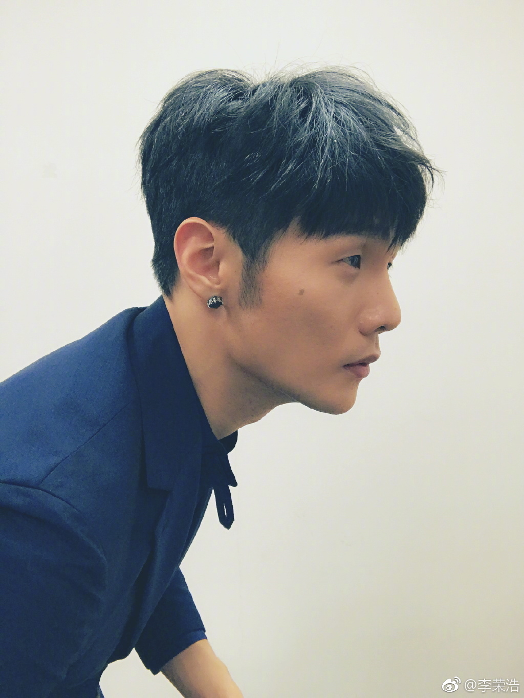 李榮浩曬「超近距離自拍」!「乾燥肌膚、粗大毛孔」粉絲狂吐槽:多保養好嗎?