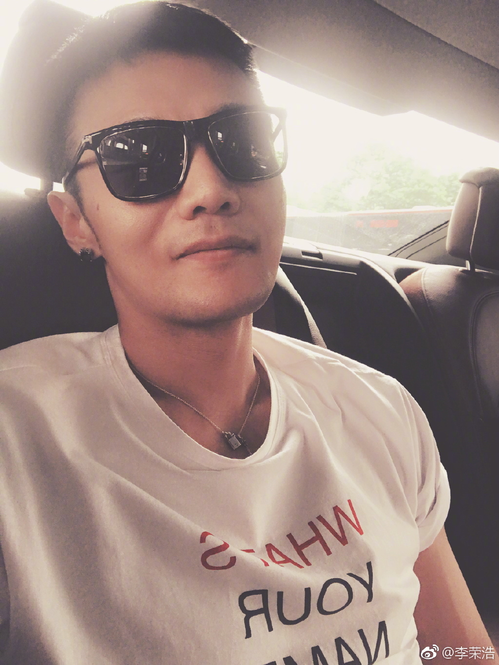 李榮浩曬「超近距離自拍」!「乾燥肌膚、粗大毛孔」粉絲狂吐槽:多保養好嗎?