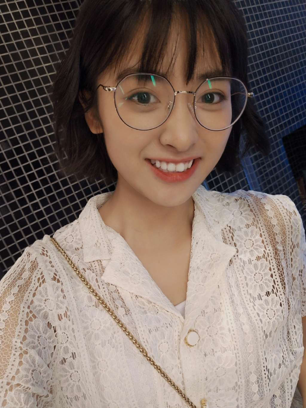 甜美女神「沈月」新髮型曝光!「頭身比例失衡」網驚呼:臉太大了吧...