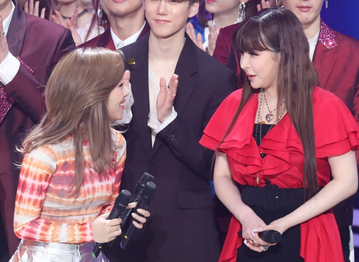 MAMAMOO奪冠旁邊「是朴春」！鏡頭抓包「迷妹舉動」 　出道前歷史曝光：原來是粉絲！