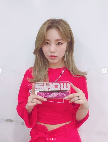 MAMAMOO奪冠旁邊「是朴春」！鏡頭抓包「迷妹舉動」 　出道前歷史曝光：原來是粉絲！