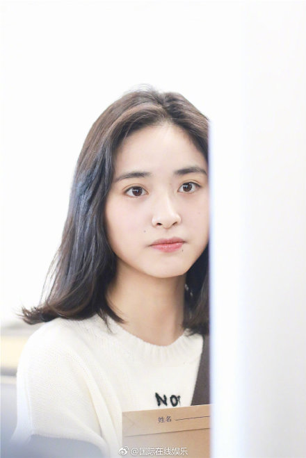 甜美女神「沈月」新髮型曝光!「頭身比例失衡」網驚呼:臉太大了吧...