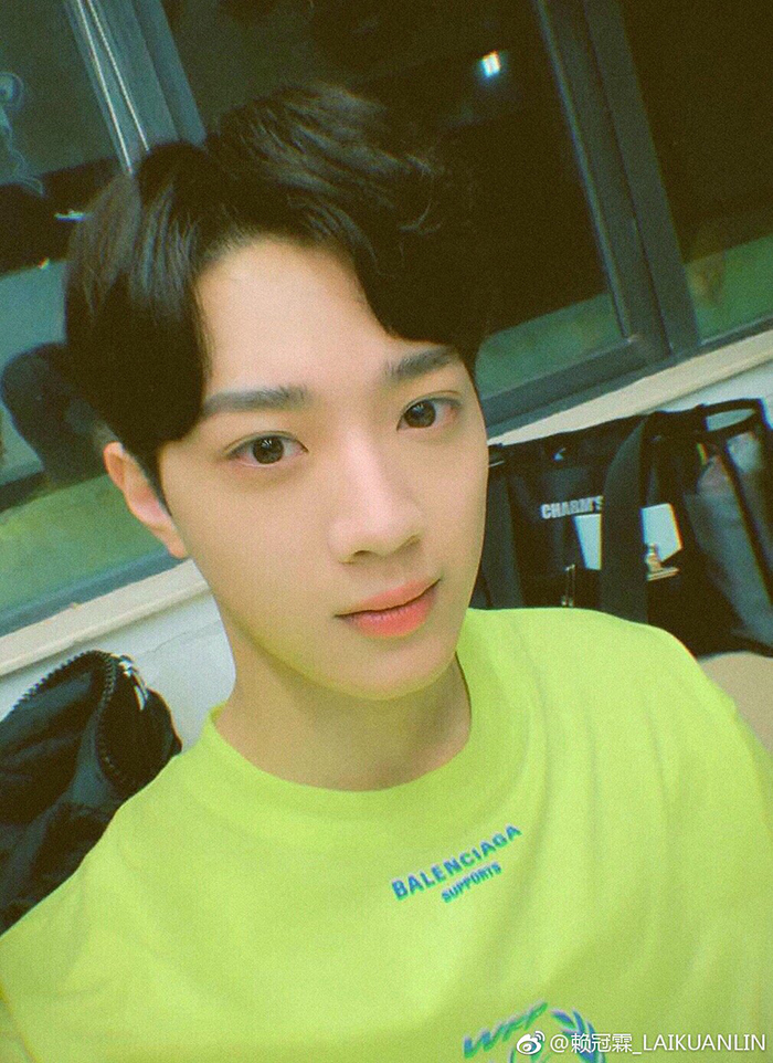 狂粉來襲！「賴冠霖」機場鞋子遭踩掉　下一秒...臉色鐵青「回頭冷瞪粉絲」！