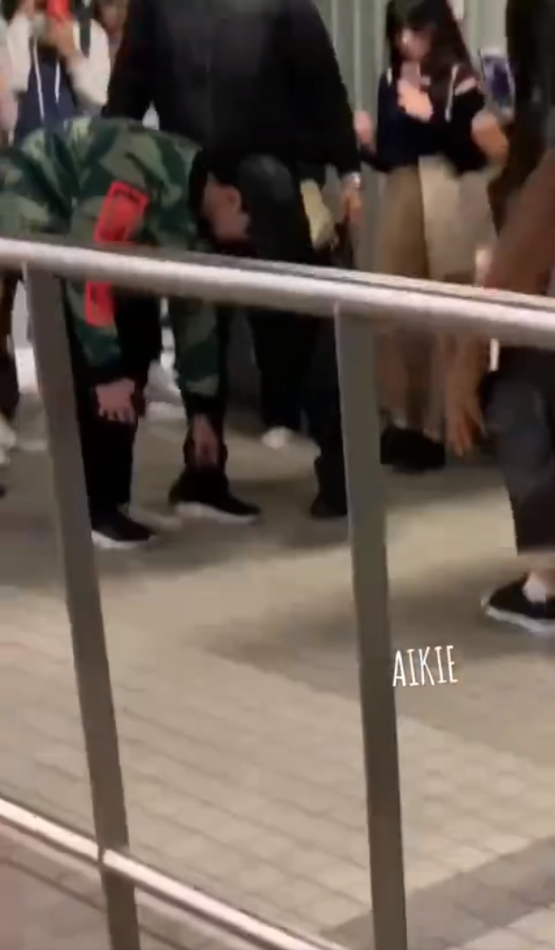 狂粉來襲！「賴冠霖」機場鞋子遭踩掉　下一秒...臉色鐵青「回頭冷瞪粉絲」！