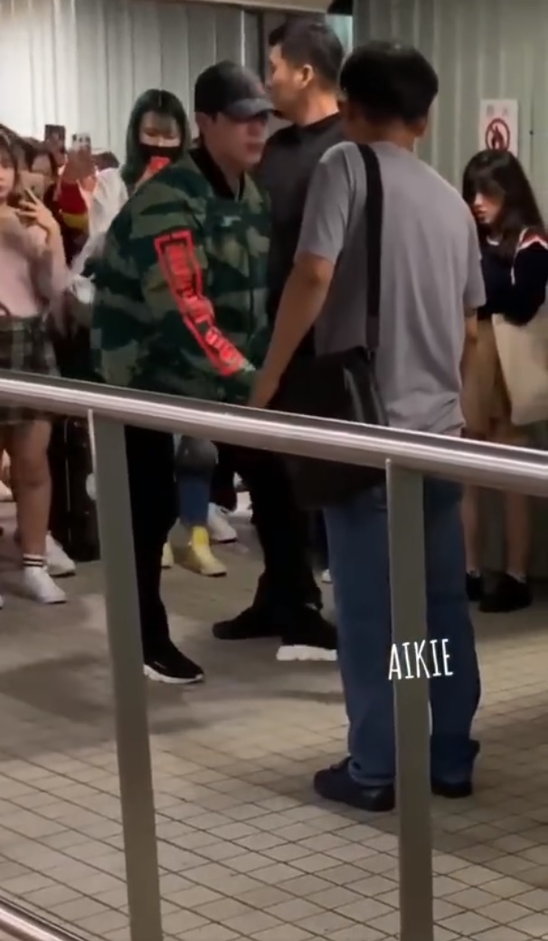 狂粉來襲！「賴冠霖」機場鞋子遭踩掉　下一秒...臉色鐵青「回頭冷瞪粉絲」！