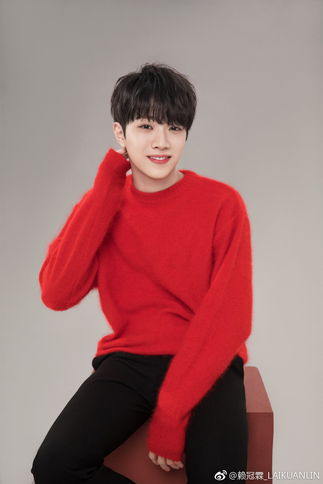 狂粉來襲！「賴冠霖」機場鞋子遭踩掉　下一秒...臉色鐵青「回頭冷瞪粉絲」！