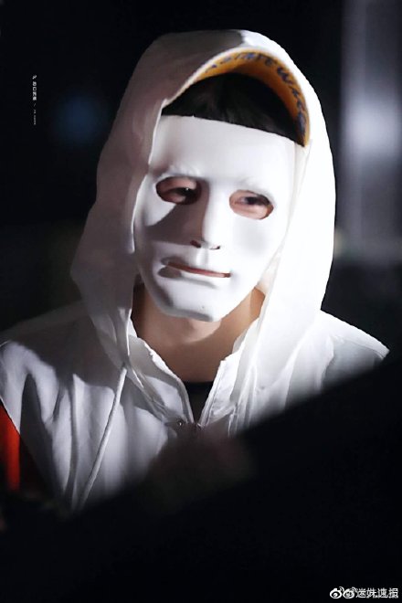 《青春有你》練習生戴「恐怖白面具」現身！照片放大...發現「驚人異狀」全嚇壞！