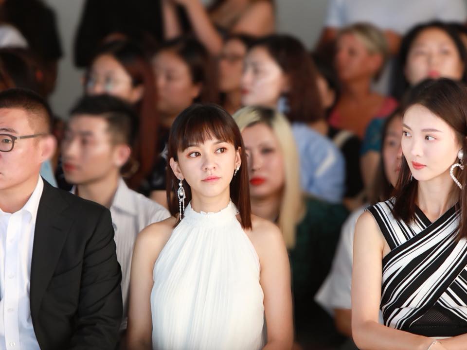 公車巧遇零偽裝「大咖女神」!一個超親切舉動 粉絲直呼:被圈粉了!