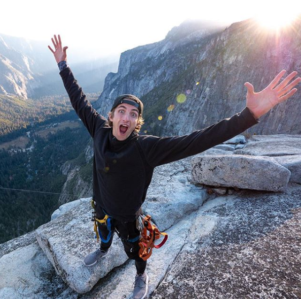 重磅回歸！法國網紅「信誓蛋蛋」新片再推「最危險的挑戰」：飛行傘降落到哪，就在哪求生！