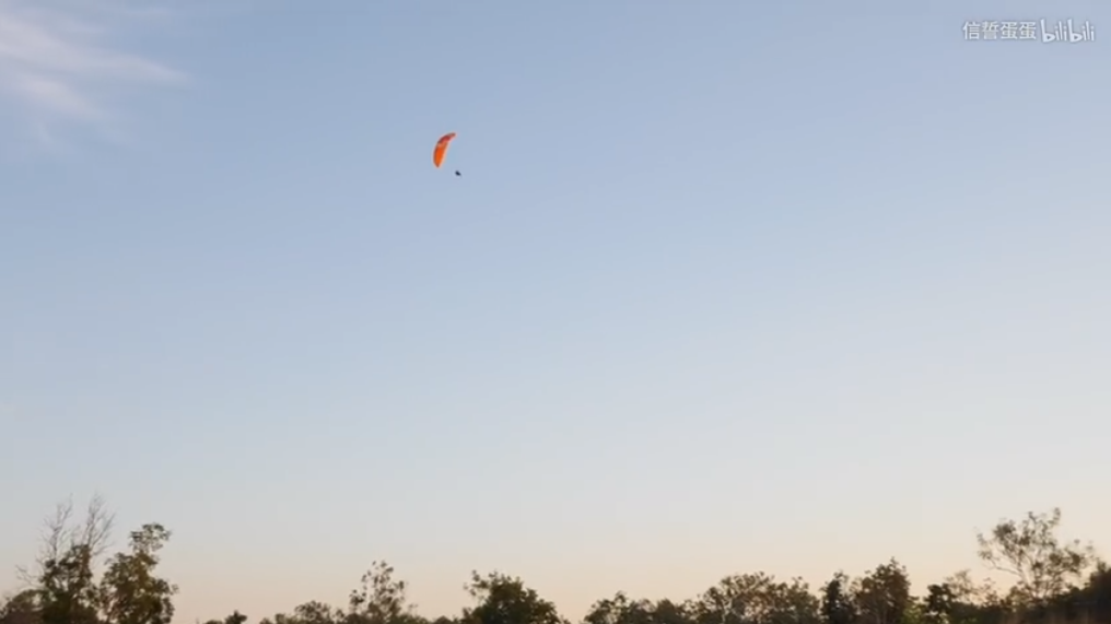 重磅回歸！法國網紅「信誓蛋蛋」新片再推「最危險的挑戰」：飛行傘降落到哪，就在哪求生！