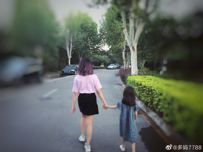 9歲學化妝、13歲染頭髮！《爸爸》多多「早熟超齡打扮」再掀爭議！