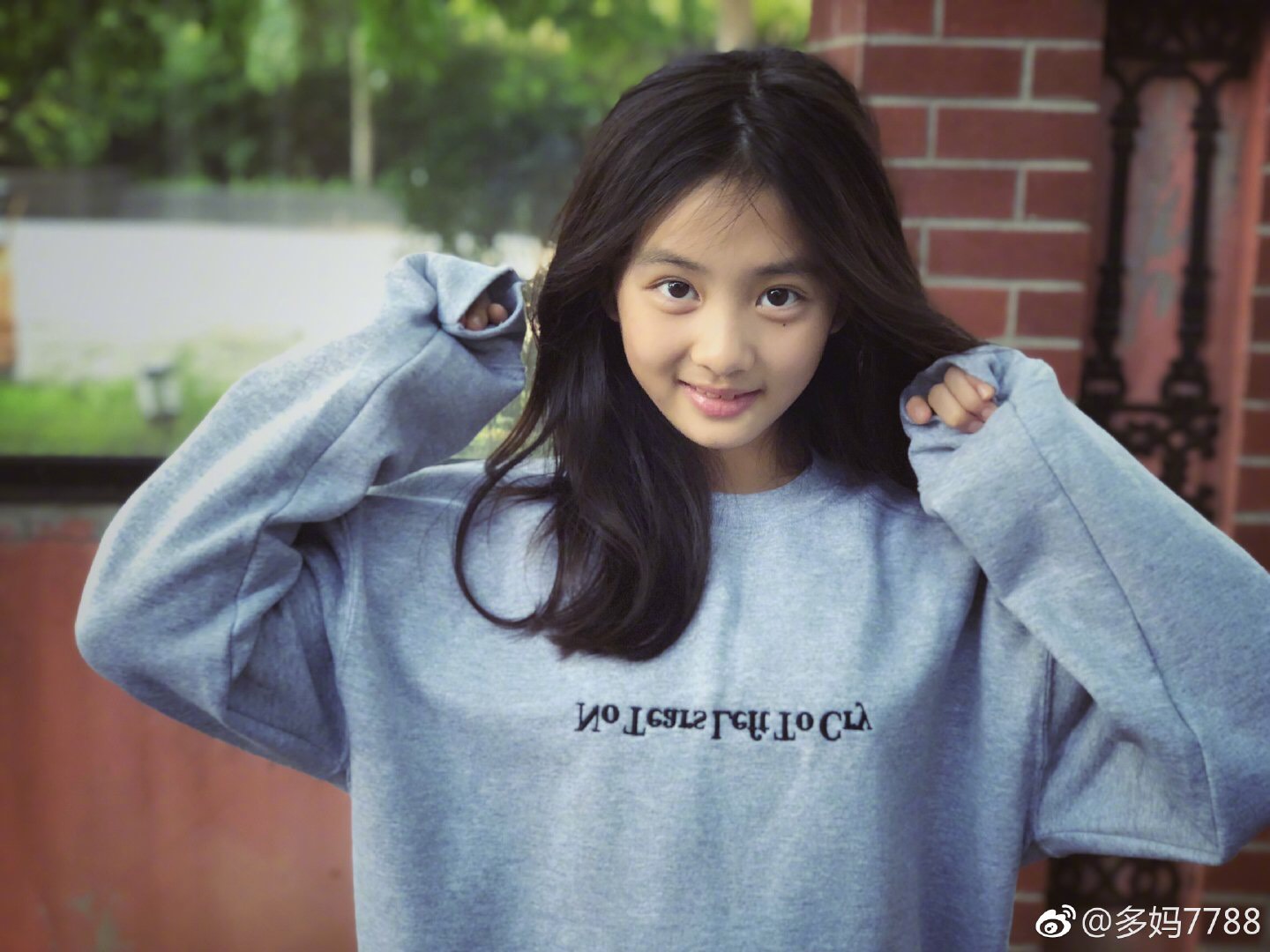 9歲學化妝、13歲染頭髮！《爸爸》多多「早熟超齡打扮」再掀爭議！