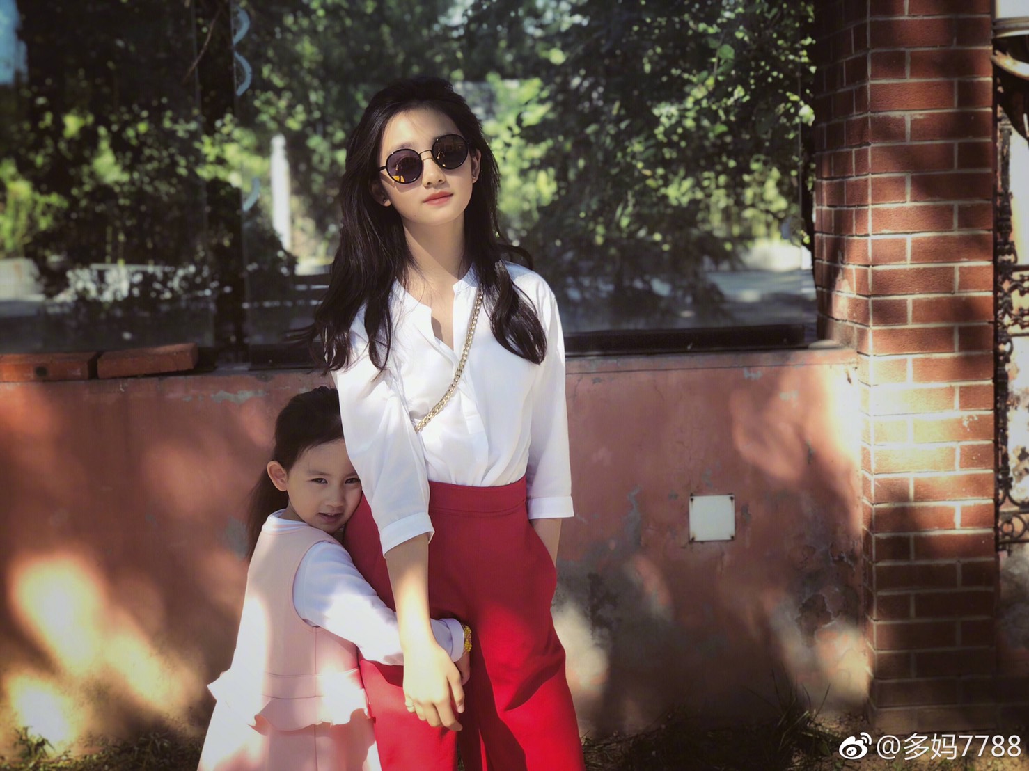 9歲學化妝、13歲染頭髮！《爸爸》多多「早熟超齡打扮」再掀爭議！