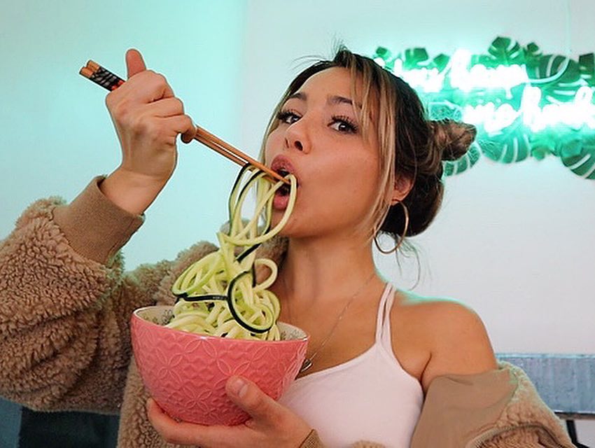 網紅ASMR一口塞「拳頭大食物」!直播中當場「下巴脫臼」!