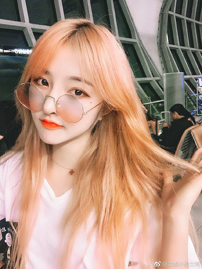 太想紅?「正妹網紅」直播「吃水溝青苔、腐爛百香果」 網傻眼:不要命了?