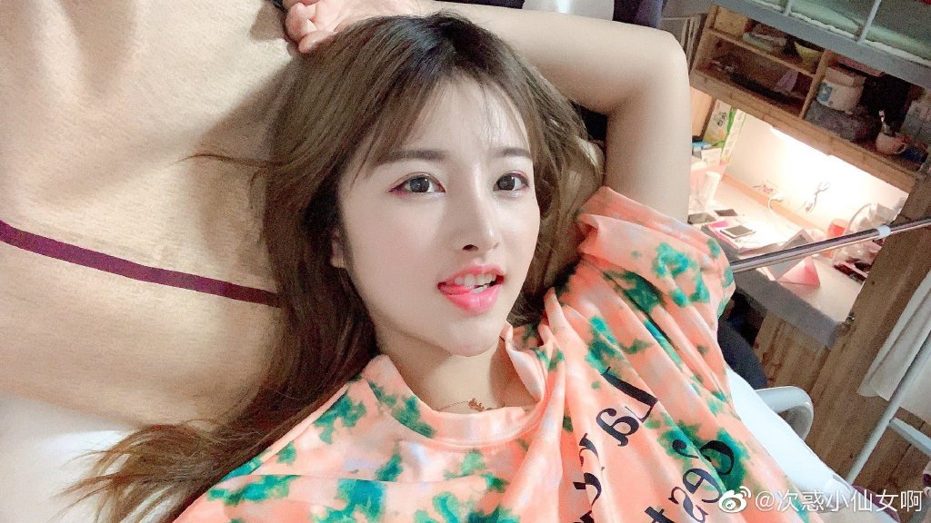 太想紅?「正妹網紅」直播「吃水溝青苔、腐爛百香果」 網傻眼:不要命了?